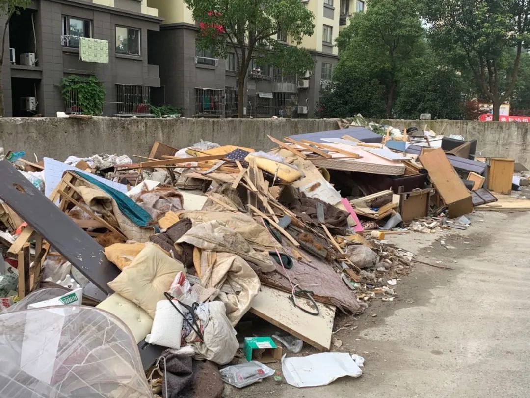 因为门口的垃圾堆放点这个小区居民家里常常积有厚厚一层灰