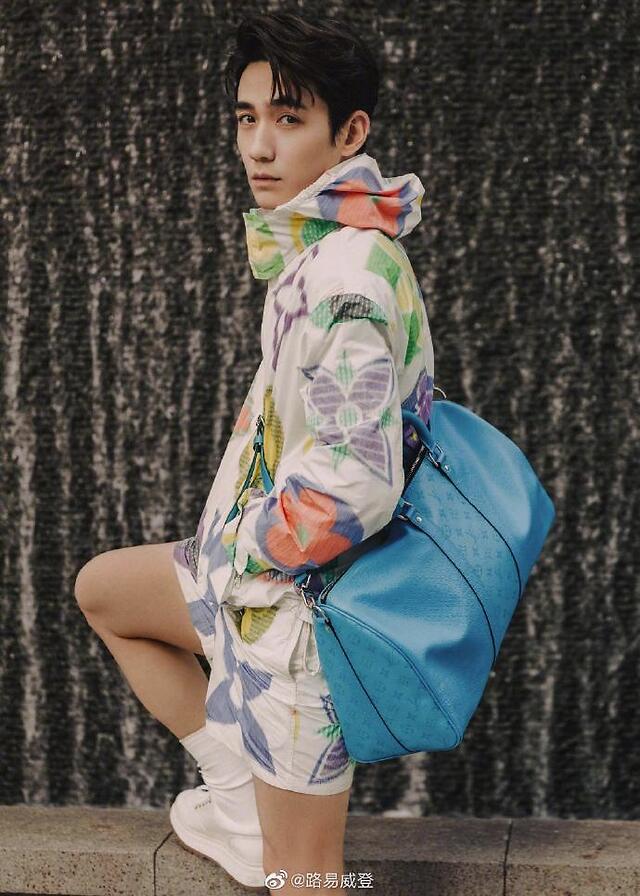 品牌挚友朱一龙解锁今夏造型 把夏天穿在身上的美男子