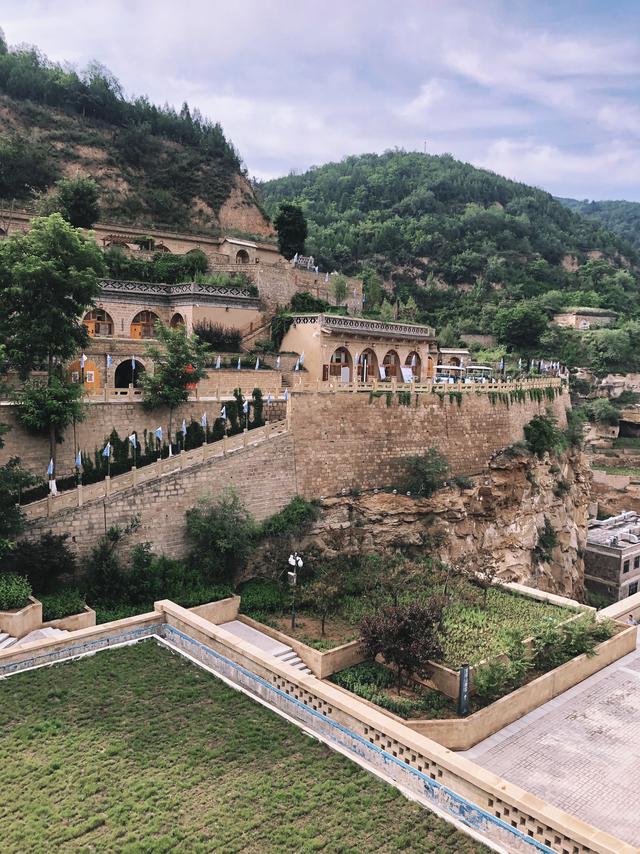 来自陕西……话音刚落,就被一同学打断,问:是不是你们现在都住着窑洞