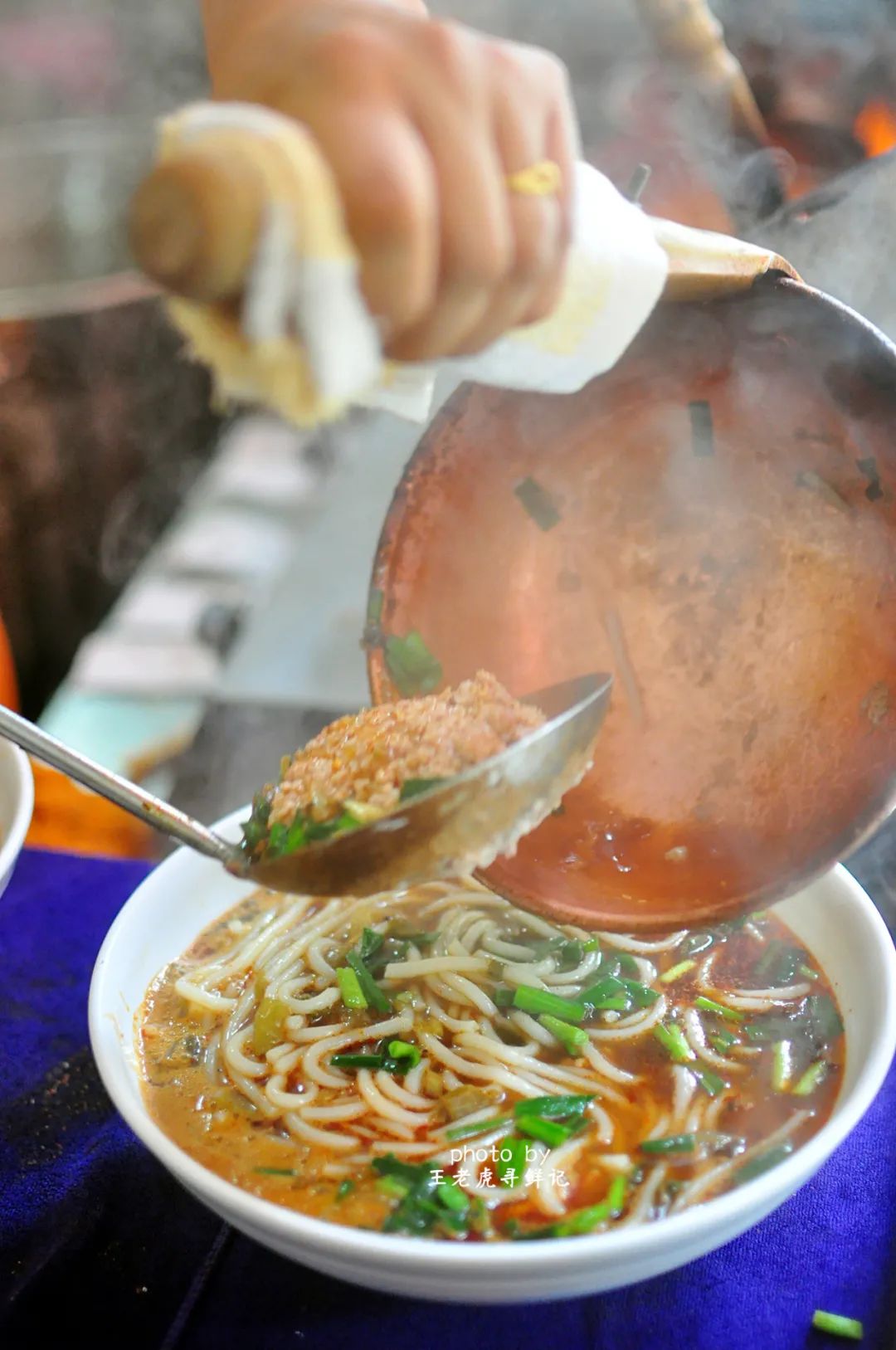 昆明清晨柔滑的小锅米线像柔情似水的女子温柔着唇温存着胃
