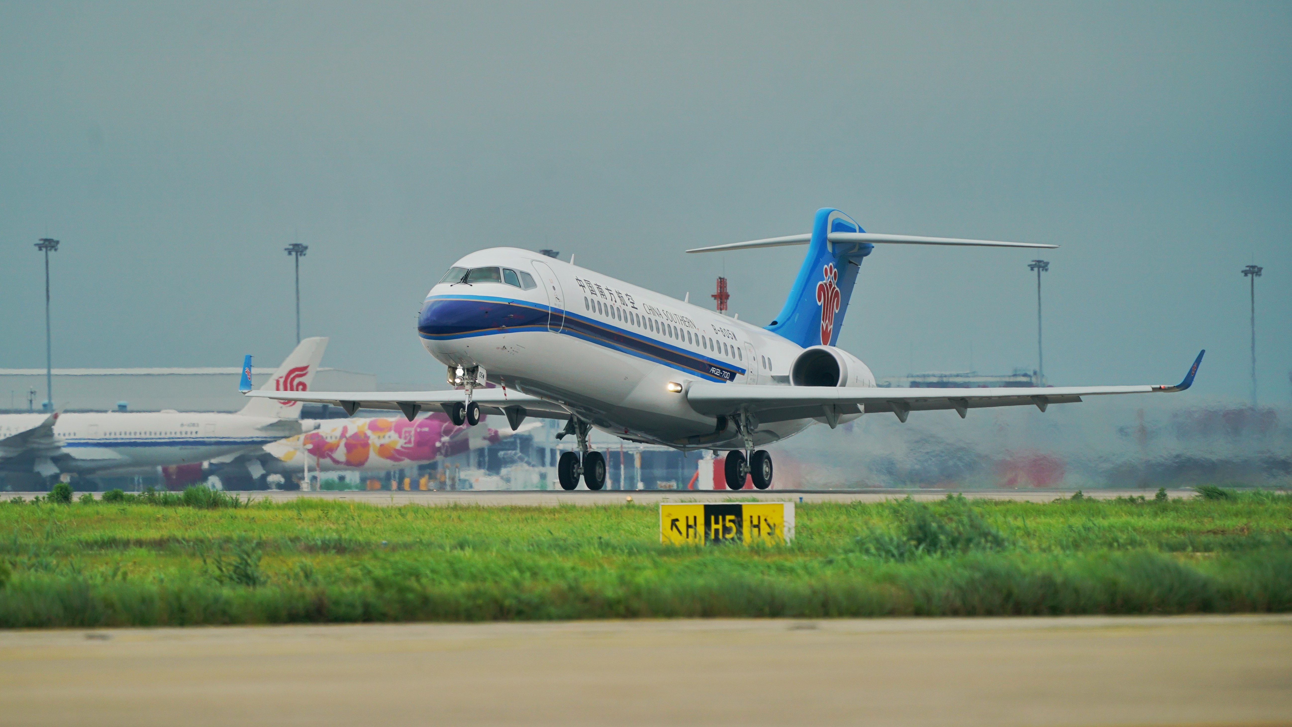 南航首架arj21飛機飛往廣州白雲機場. 南航供圖