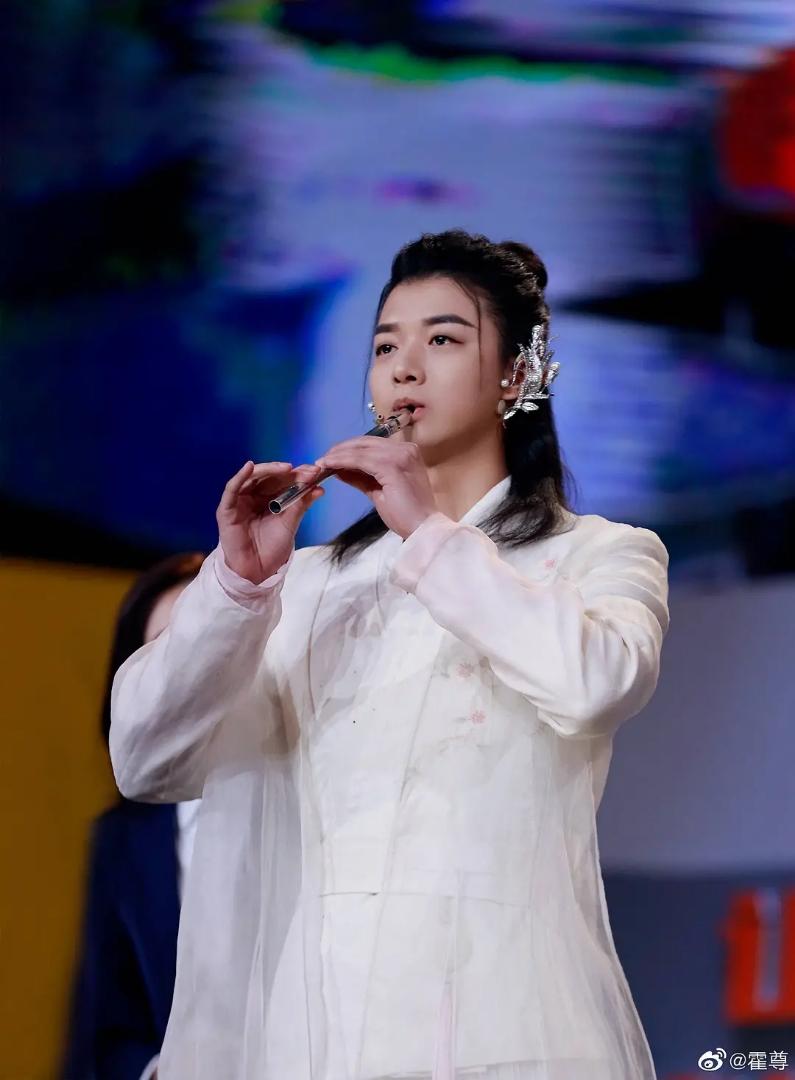 再看看出现在节目里的霍尊,一身白衣仙气飘飘,谁看了不夸一句古风仙子