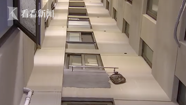 女子失足坠落小区天井消防这个东西谨慎使用