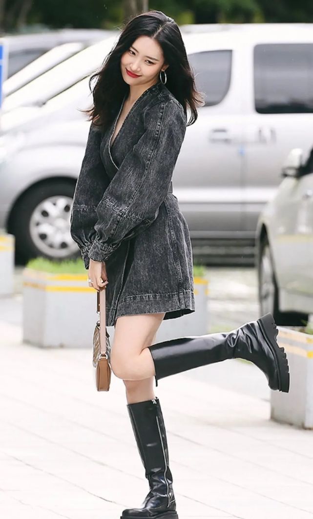 南韩腿精宣美晒照西装配短裤秀大长腿不愧是女团代表身材