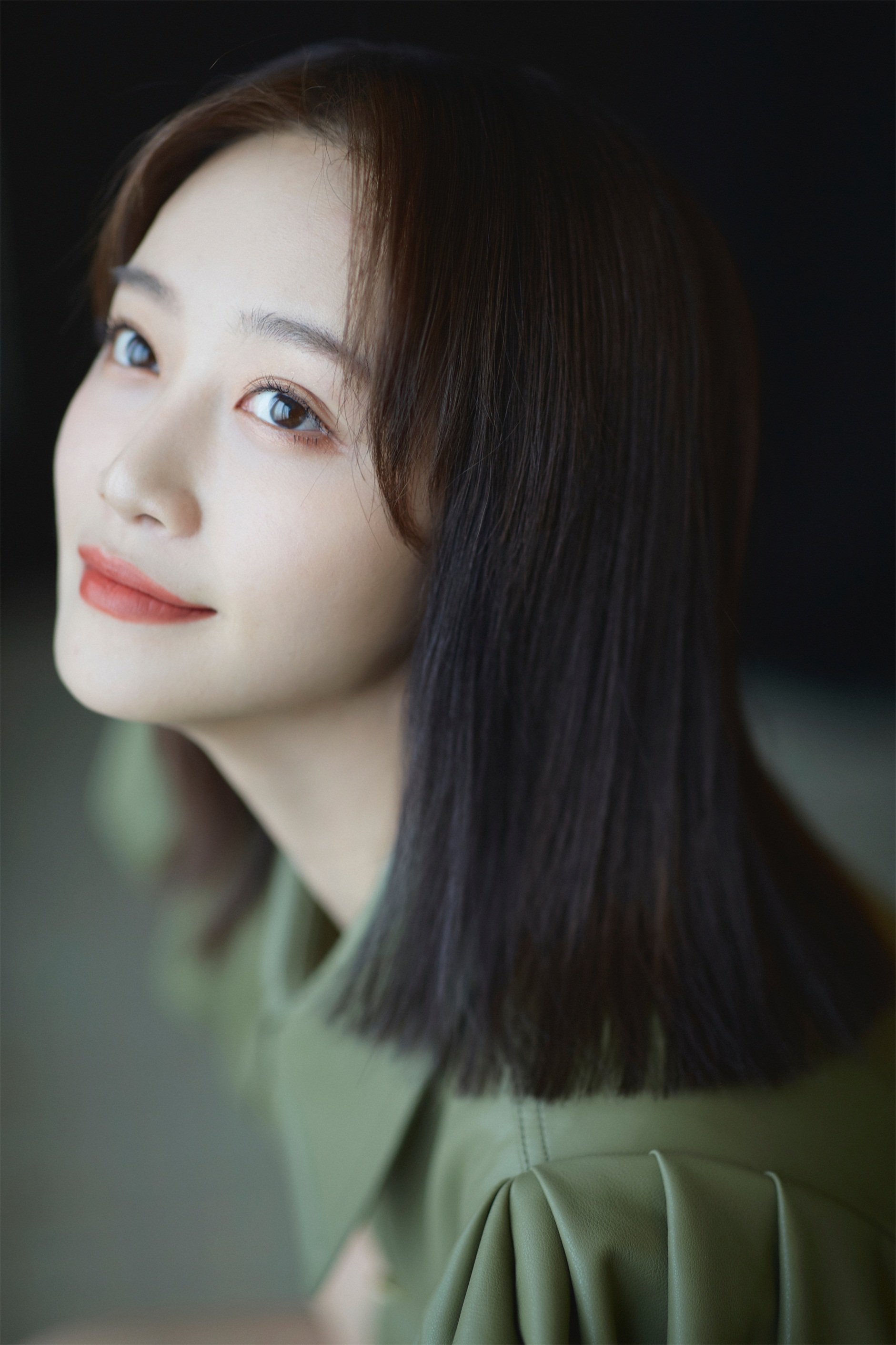 蓝盈莹身着绿色连衣裙搭配宽腰带亮眼吸睛