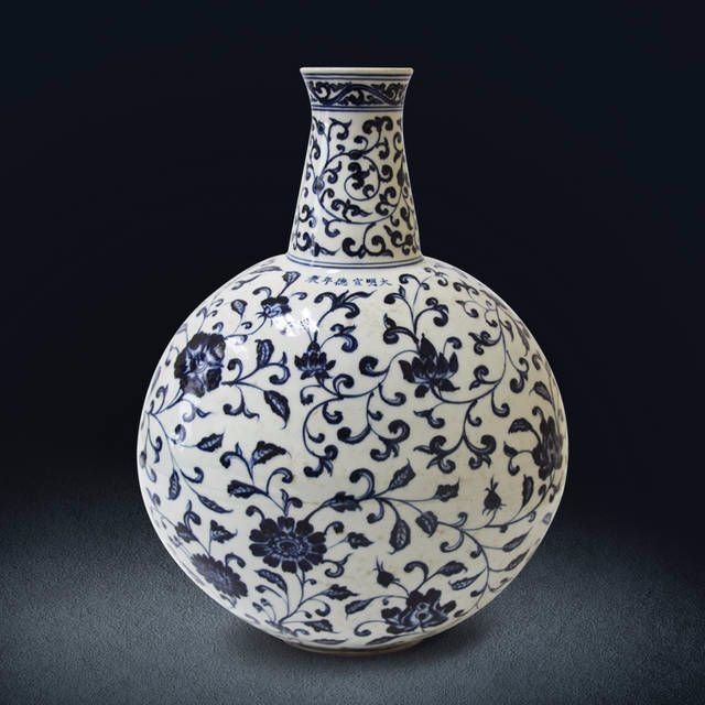 国枰拍卖-青花出海水龙纹抱月瓶赏析__凤凰网