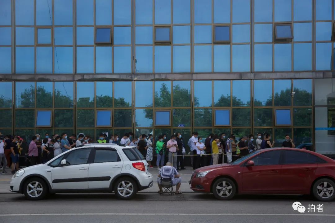 ▲6月30日，北京通州，大永在一家核酸檢測定點醫院外排隊，等待進行核酸檢測。