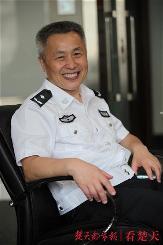 楚天都市报4月16日讯(记者叶文波 通讯员杜泽文)疫情来袭,63岁老交警