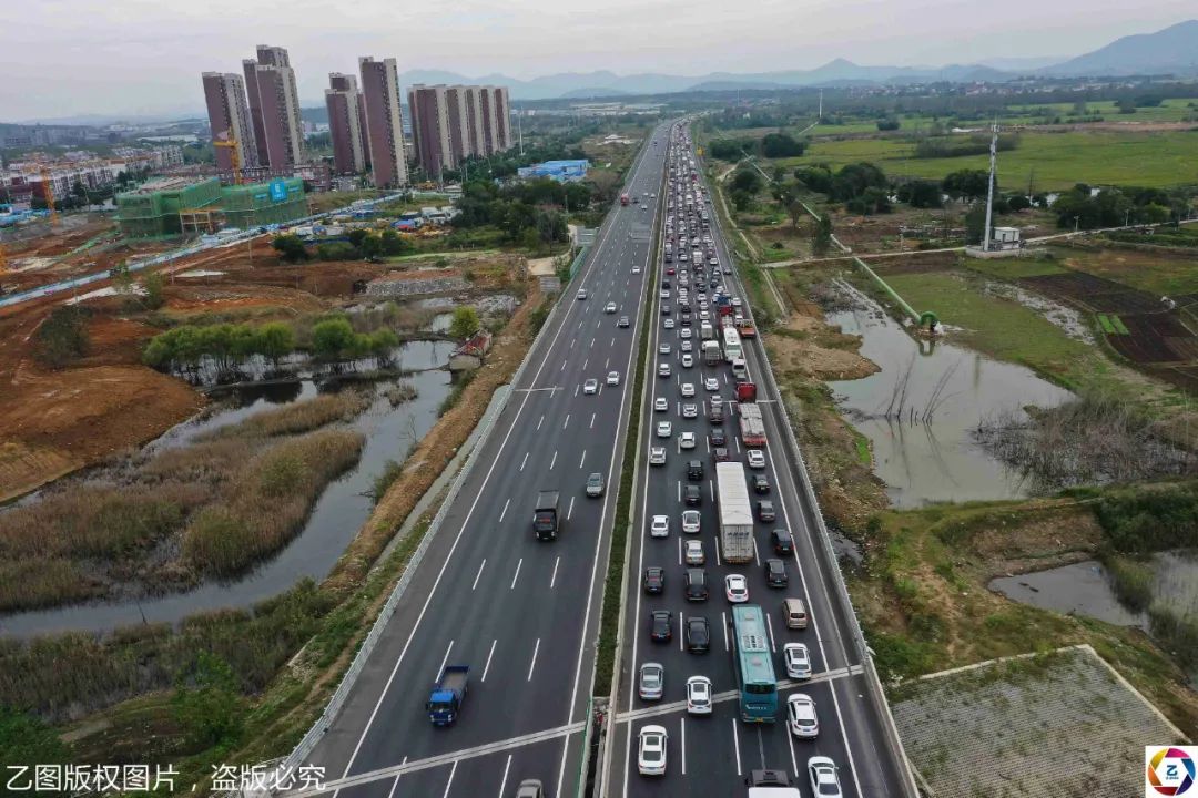 據悉,今年十一,中秋疊加,高速公路小客車免費通行,再加上今年上半年