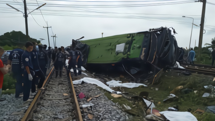 现场:泰国一客车与火车相撞 已致17死29伤