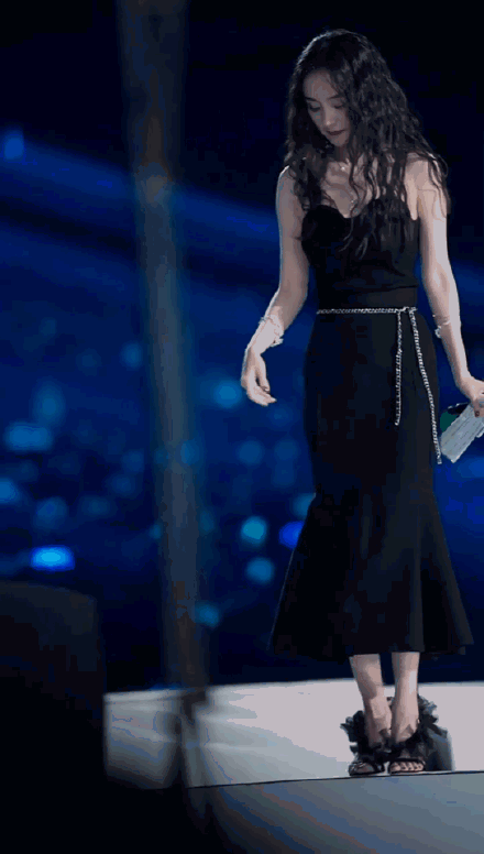 沈腾|杨幂扶沈腾下楼梯，结果却扶了个寂寞，引来网友不少热议