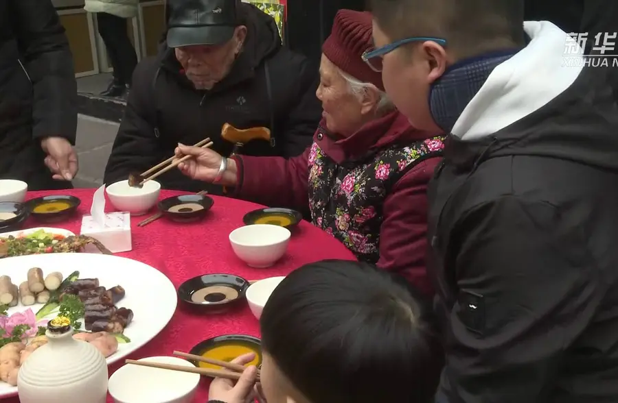 重庆:双江百家宴 非遗迎小年