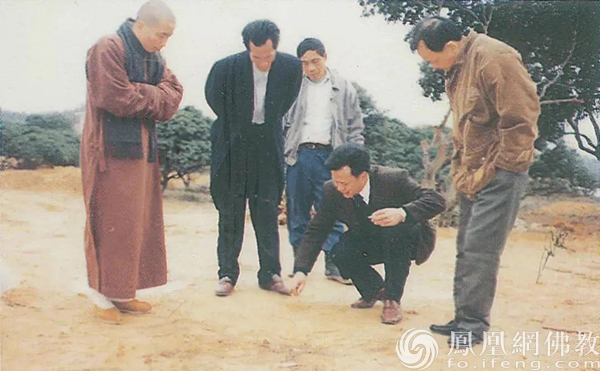 印觉大和尚、花都设计院院长何勇肇先生、叶常达、罗舜龙居士到实地策划。（图片来源：凤凰网佛教 摄影：广州华严寺）