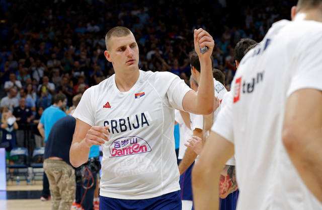 特写每个肚腩隆起的中年男人都会认同约基奇