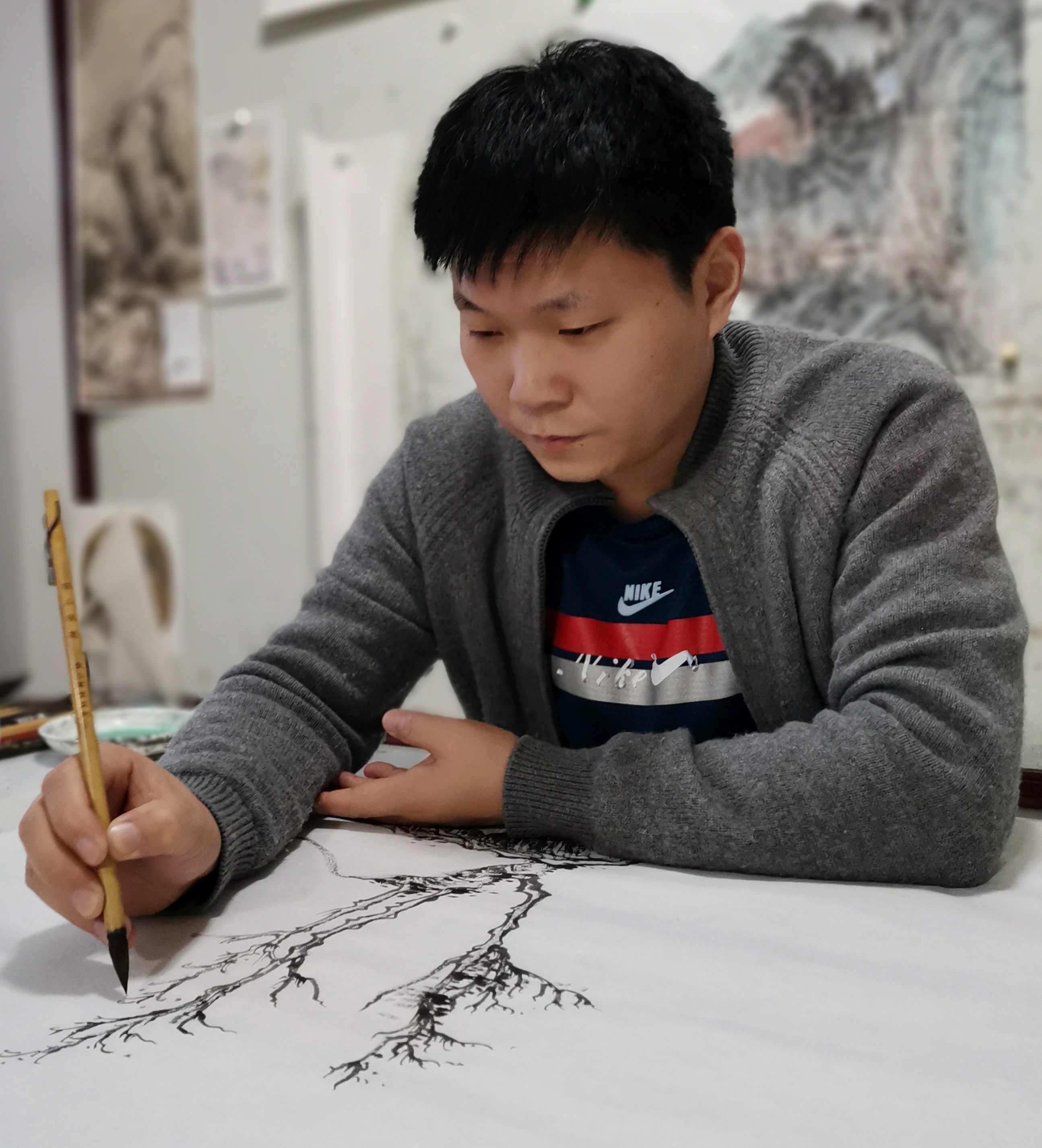 步骤四勾出水草用淡赭石染树干及房屋等再用淡花青染树木朱膘色