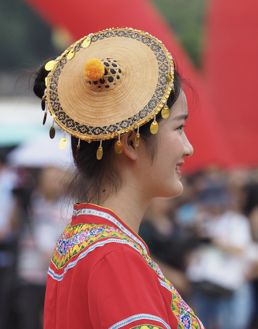 一位戴着花竹帽的毛南族姑娘