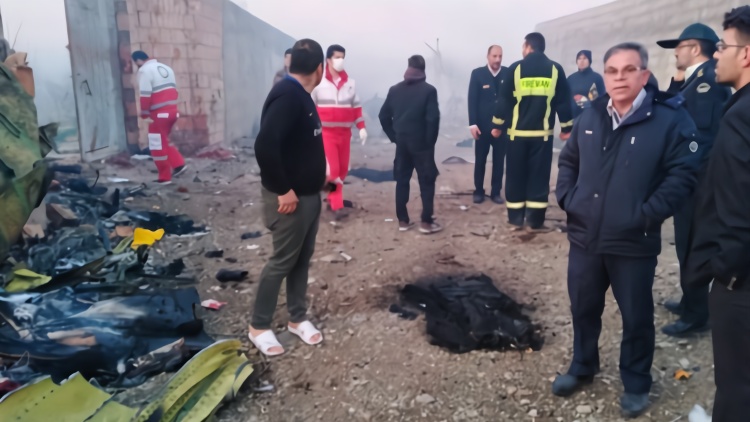 乌克兰客机在伊朗坠毁 现场火光一片176人全遇难