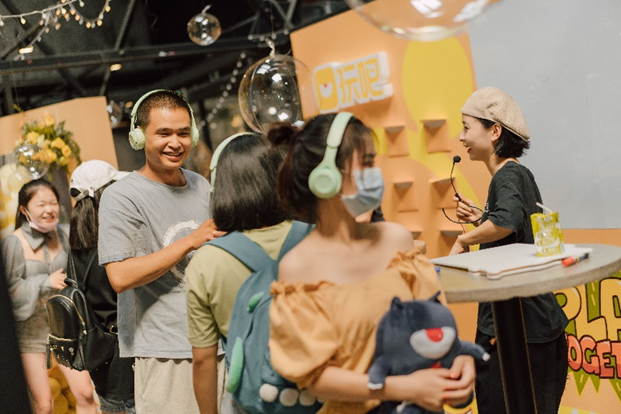 卧底大师等多样游戏模式以及多种社区广场活动,将娱乐游戏与社交深度