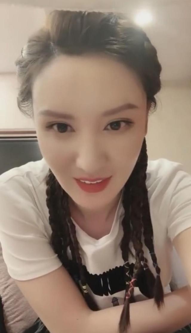 张萌曝黄晓明总给姐姐们发红包，一人200超大气