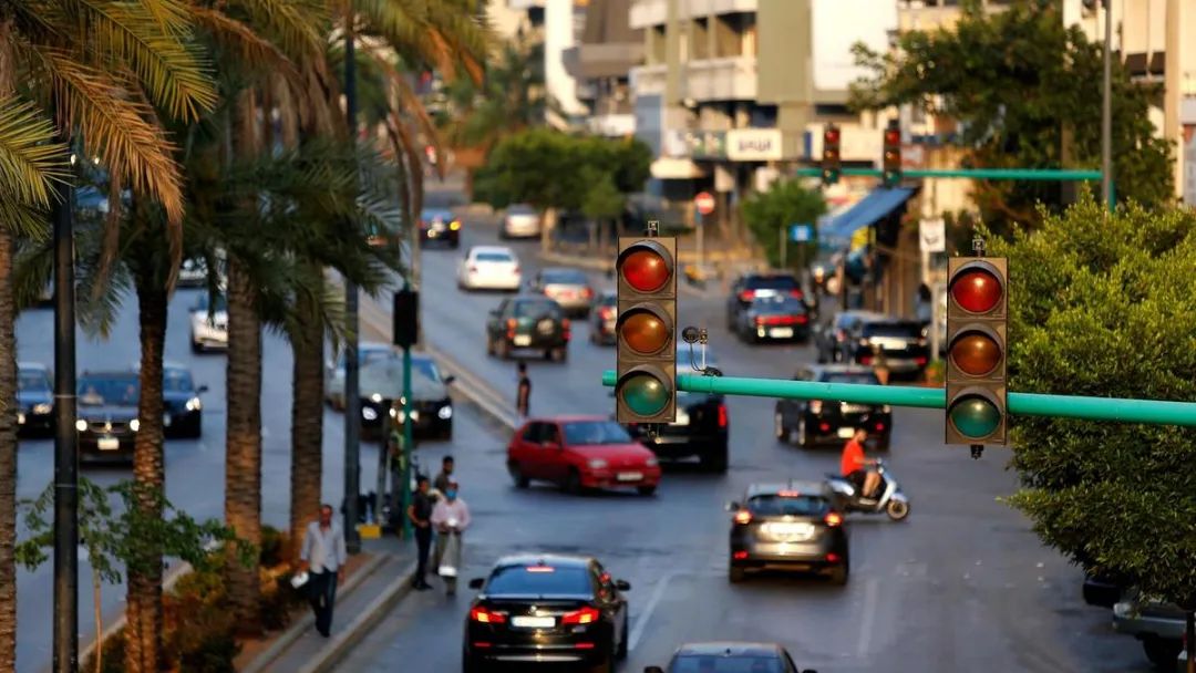 （图说：7月，贝鲁特的交通灯因电力不足而停用，导致交通事故增加。图/新华社）