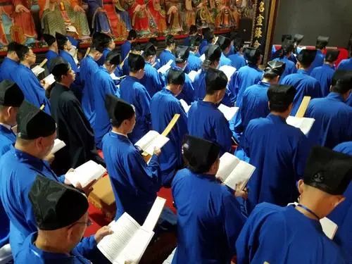为什么道教徒服色尚青色道长的一身青衫有何特殊寓意