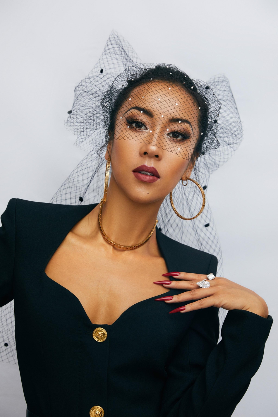 吉克隽逸穿黑金女爵装身材迷人 暗黑面纱增添神秘魅惑