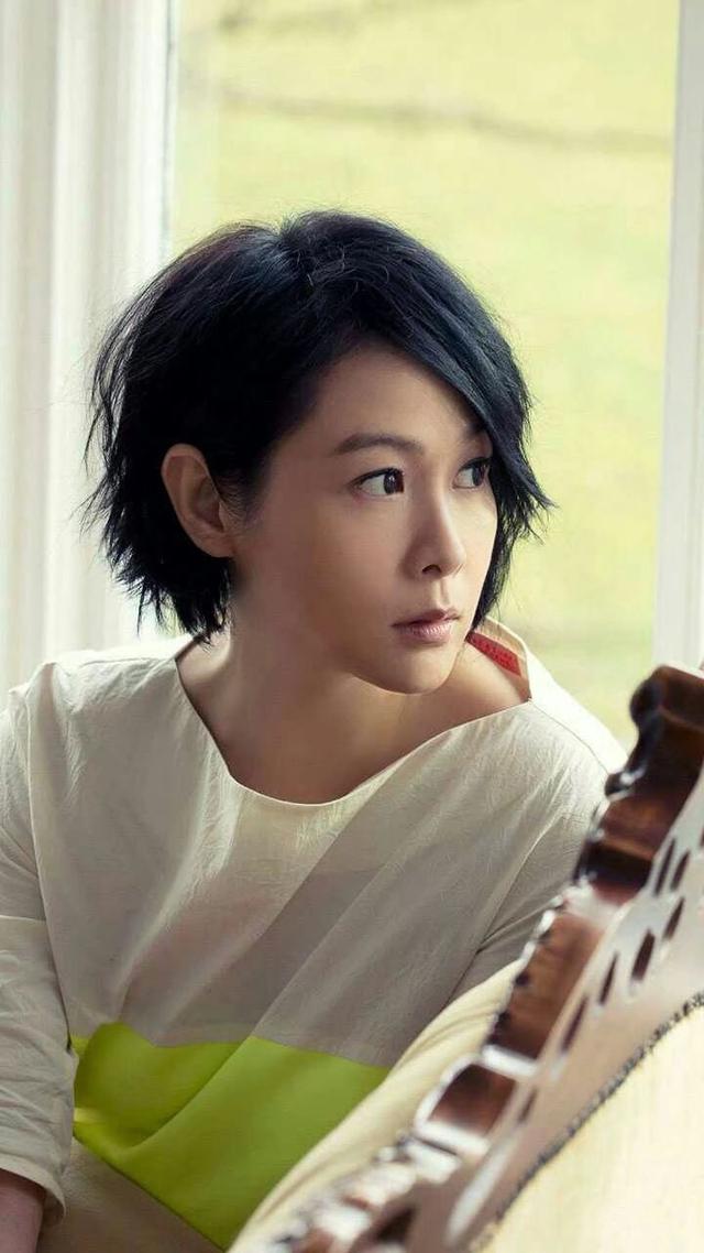 51岁刘若英晒近照,脸部如少女,手却暴露了年龄__凤凰网