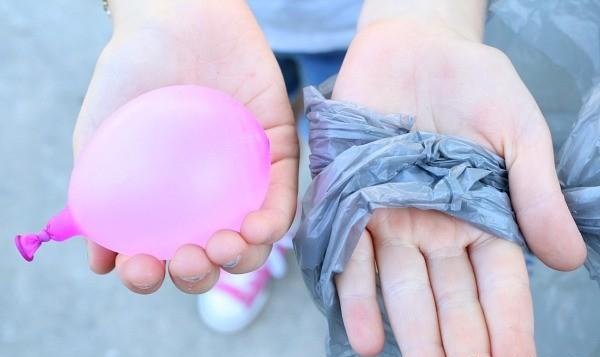 首先,往气球里注入少量水,扎紧口子, 做成一个水球.