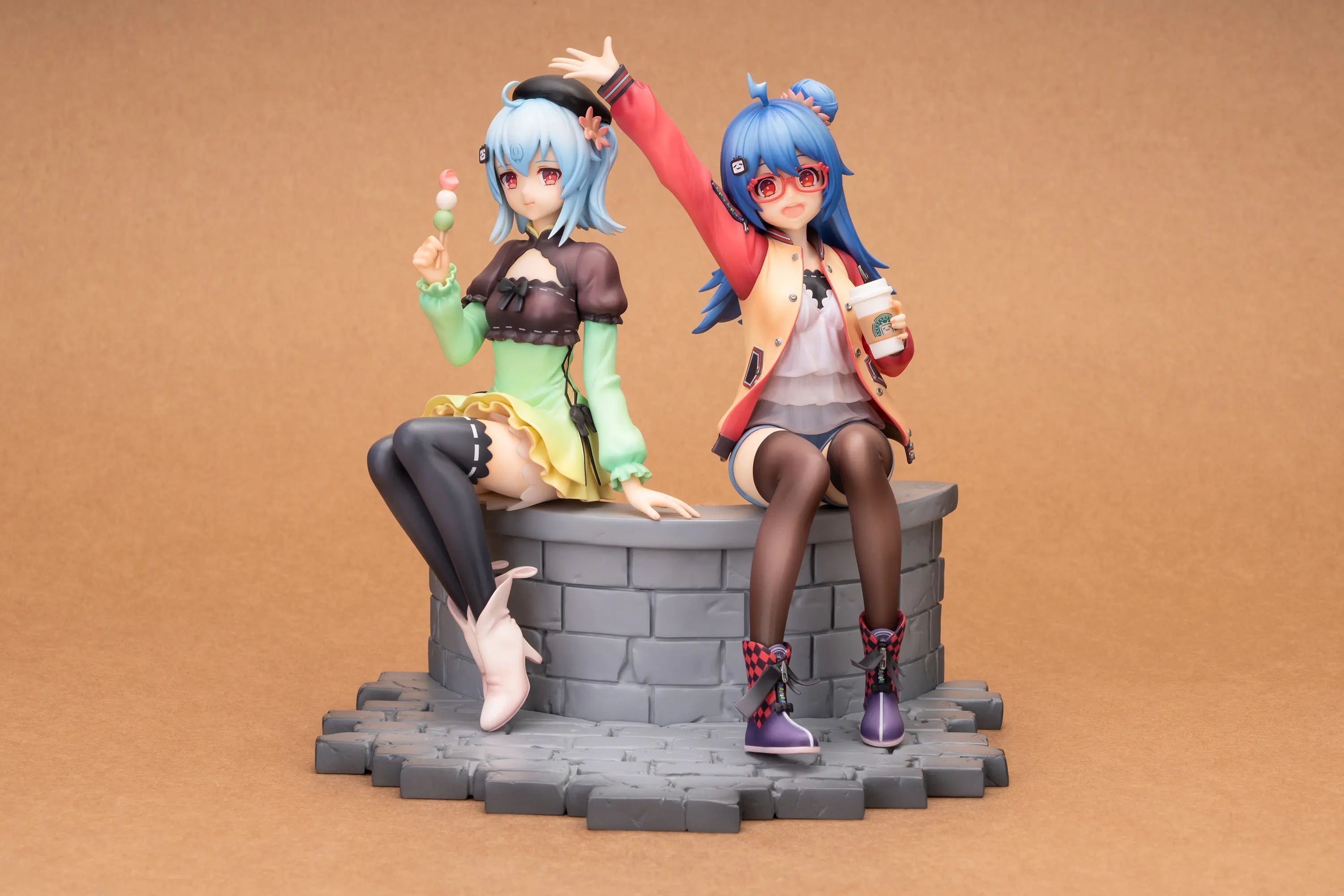 b站11周年庆典纪念手办22娘和33娘私服出游