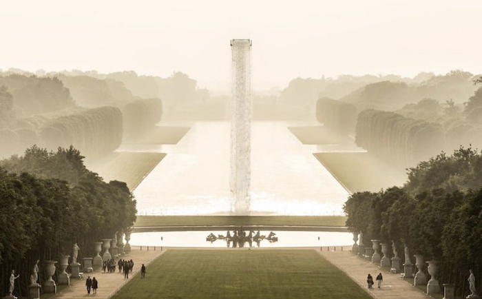 2016年，埃利亚松在凡尔赛宫举办展览，凡尔赛宫花园中轴线立起的“瀑布”