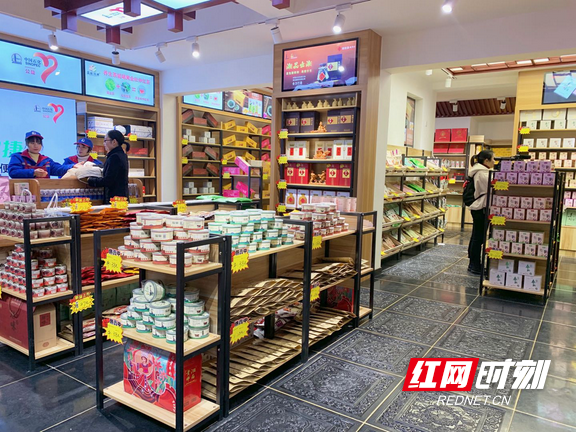 凤凰古城中石化易捷便利店正式开业 打造"精准扶贫"合作新模式