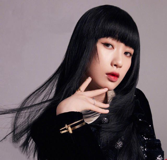 名门泽佳虞书欣挑战齐刘海造型一身黑色裙装效果冷艳范十足