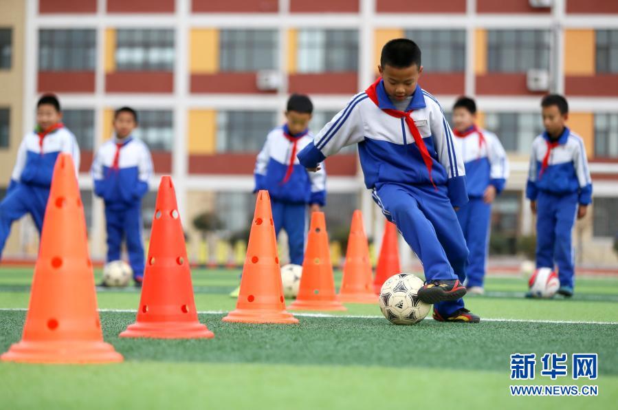 12月1日,山东省青岛市即墨区龙山中心小学足球社团的学生在操场上训练。 近年来,为培养学生兴趣爱好,丰富校园文化生活,山东省青岛市即墨区龙山中心小学以社团活动为平台,积极开展特色教育活动。学生可根据喜好自主选择参加足球、国画、钢琴、手工等多种社团课程,让孩子们在推进素质教育的过程中快乐成长。 新华社发(梁孝鹏 摄)