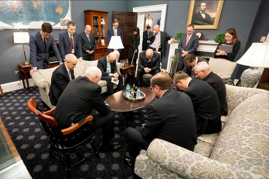 美副总统彭斯召集开抗疫会议时祈祷引发争议