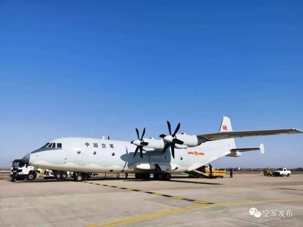 2月17日凌晨,夜幕中的上海虹桥国际机场,运20再次出动,并首次降落上海