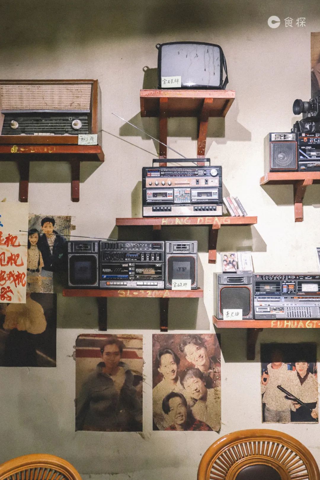 泛黄的画报,几乎绝版的老式磁带,小时候扯着麻麻裤腿哭闹着要买的小