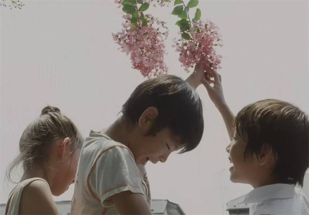 步履不停细腻而平静的手法却恰到好处的引人共鸣