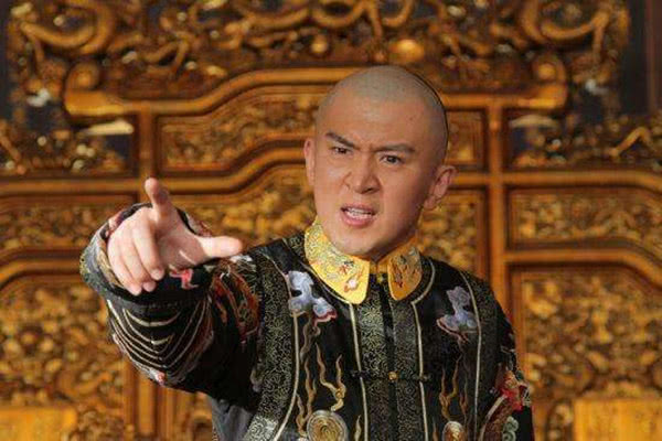 暴方子的官职虽然不大,却是负责安全巡检,关卡进出