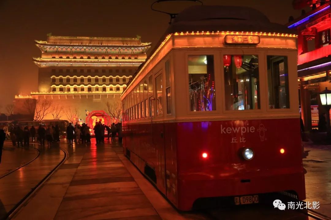 南光北影:北京前门大街夜色璀璨年味浓,仿古铛铛车体验古今变迁