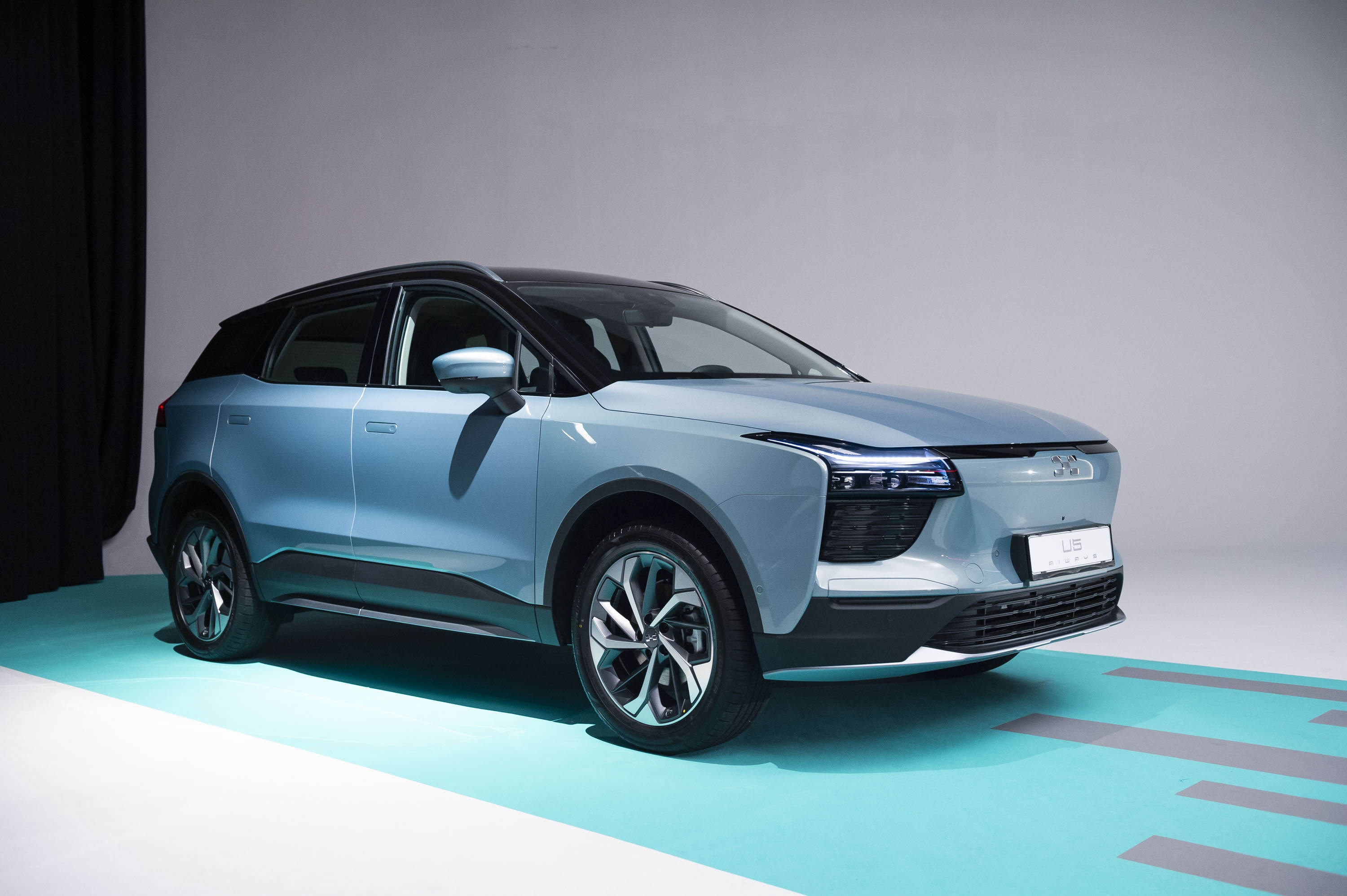 欧版车型发布爱驰汽车携欧洲合作伙伴亮相斯图加特