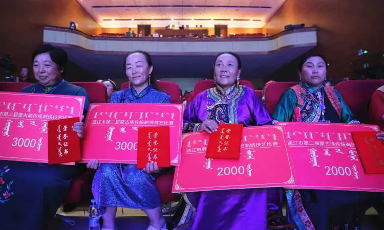 创建全国民族团结进步示范市浓厚氛围,传承和发扬传统文化,8月17日晚