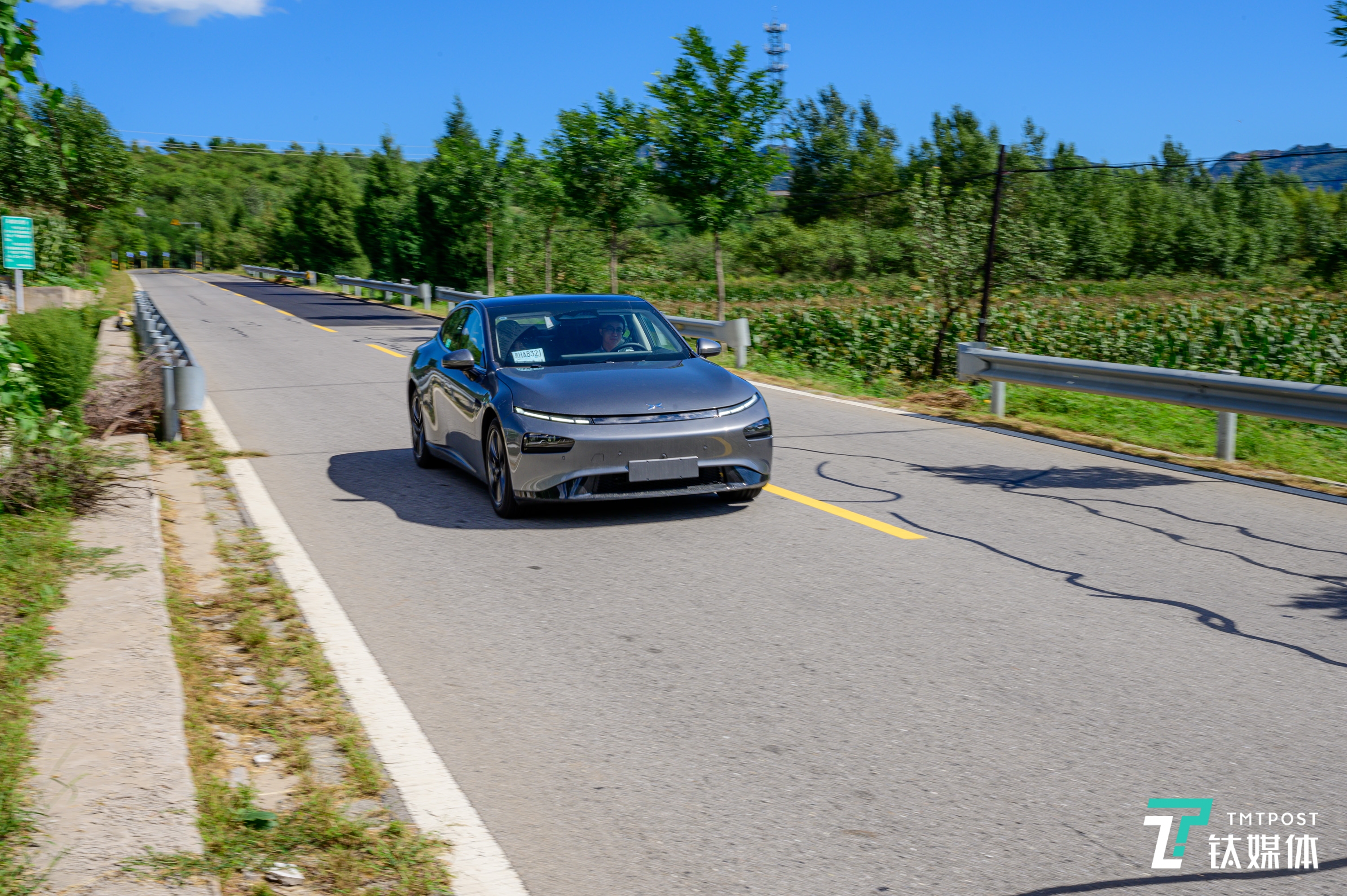 小鹏p7道路试驾轿跑设计非常吸睛续航满足远游需求钛极客