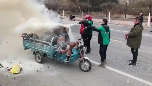 72岁老人载废品的三轮车起火，众人合力将火扑灭