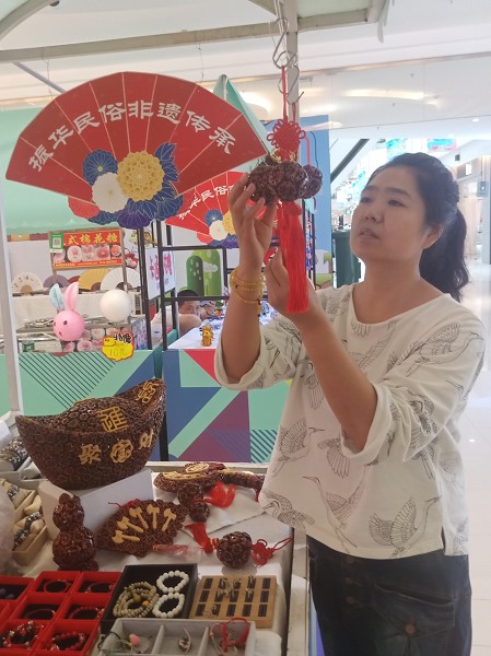 手工艺制作达人王霞小小山核桃粘出大愿景