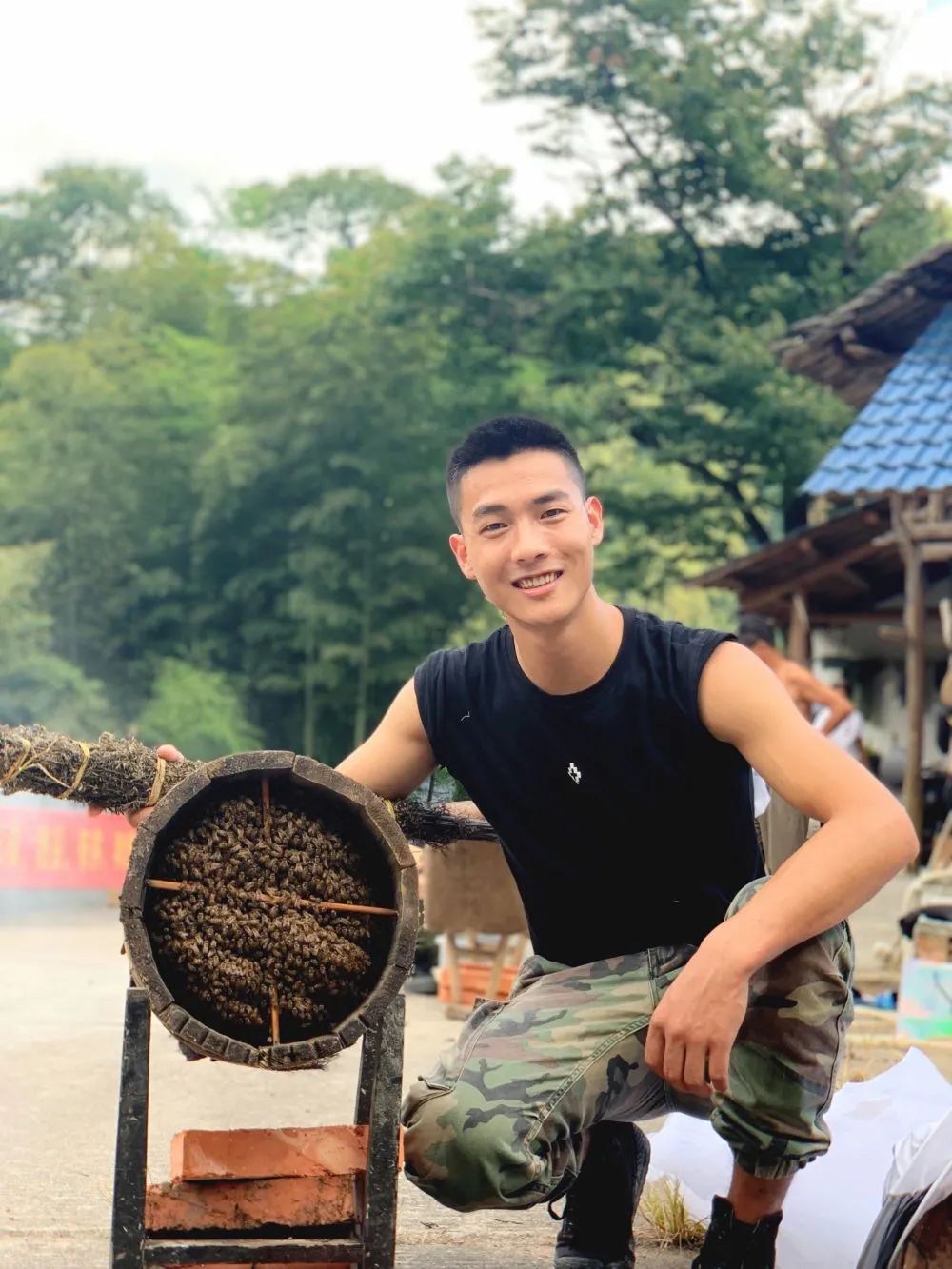 在张俊杰的直播镜头里,让人"种草"的不仅仅是蜂蜜,番薯干,笋干等土