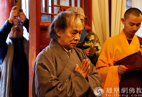 蔡志忠先生信受三皈依法(图片来源:凤凰网佛教 摄影:李方杰 任红兵)