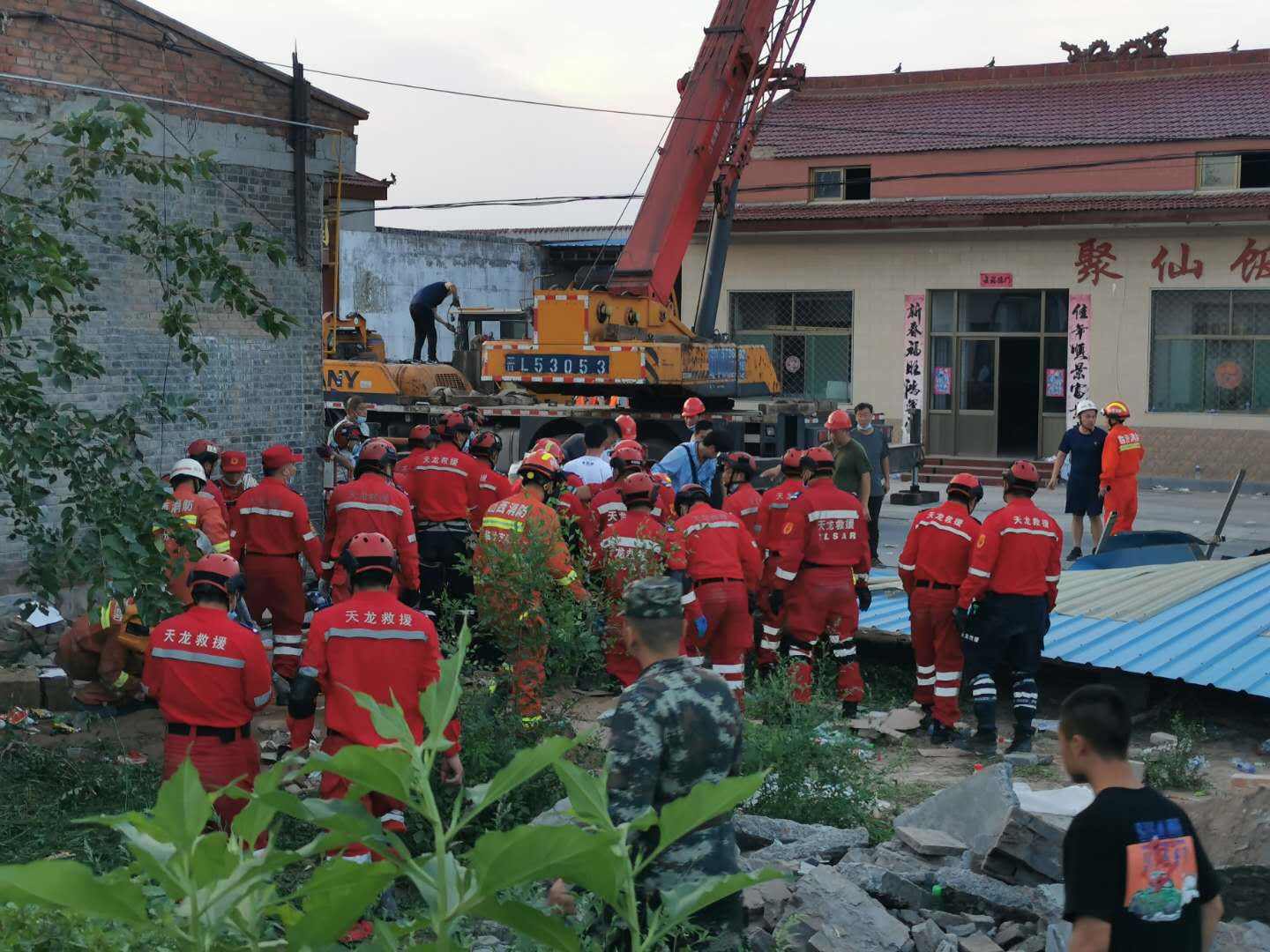 山西临汾一饭店坍塌已致17人遇难：山西临汾坍塌饭店二层为加盖板_新浪新闻