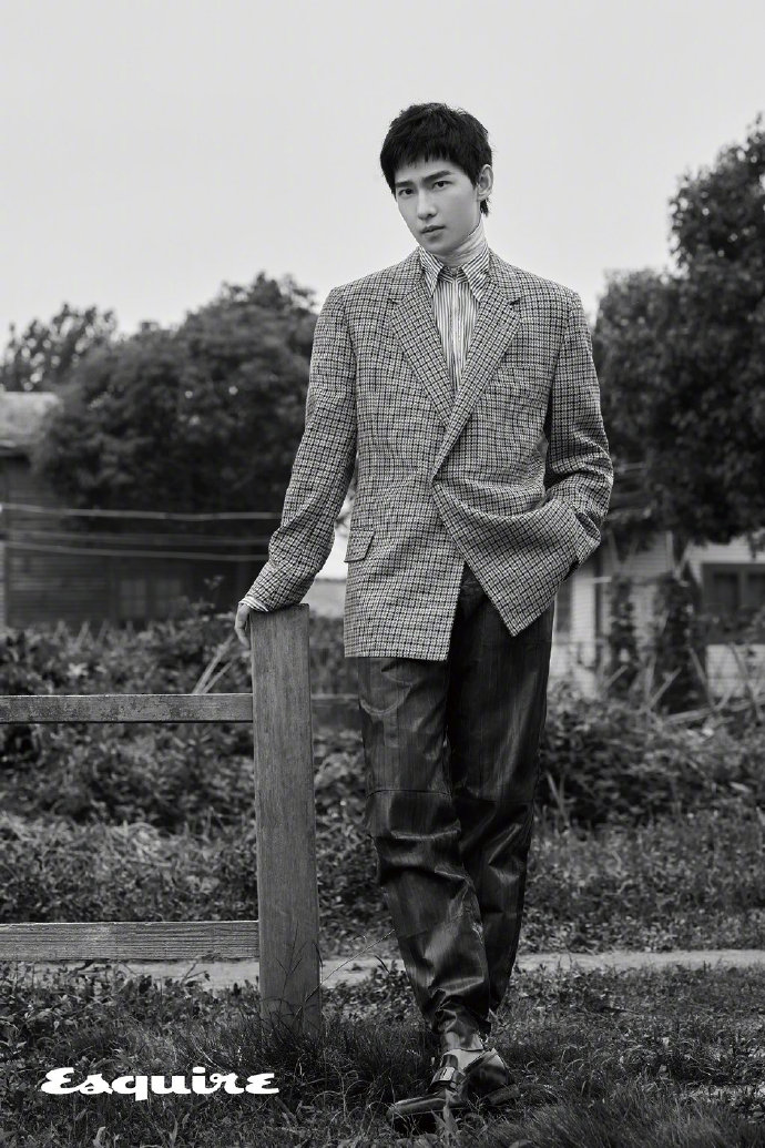 《时尚先生》杨洋八月刊内页大片公开 找到扎根的地方用力生长__凤凰