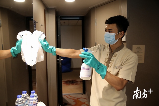 暂停自助取餐服务,由穿戴口罩和一次性手套的船员协助取餐 e.