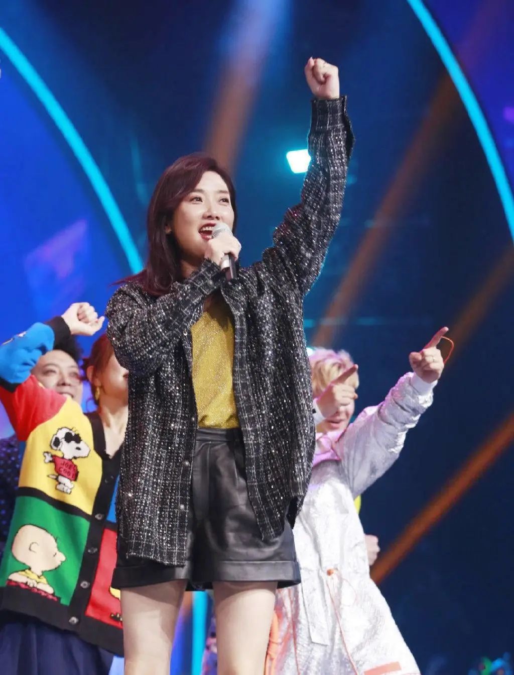 凤凰传奇玲花出行!穿男友风衬衫配黑打底,印花骑行裤勒出筷子腿